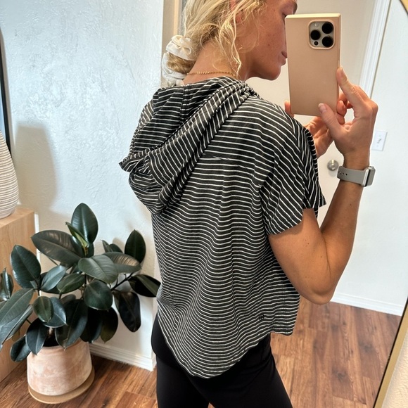 🌟SALE🌟 Lululemon knot gonna fly tee hood​​​​ - Picture 6 of 10